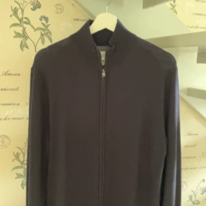 These Glory Days, Zip Cardigan - Storlek L, Skick 9/10 säljer då den är för stor. Nypris 1100kr