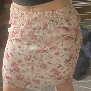 Kjol - Ok skick vad jag ser priset är absolut diskuterbart och har du funderingar så tvecka inte på att höra av dig🥰