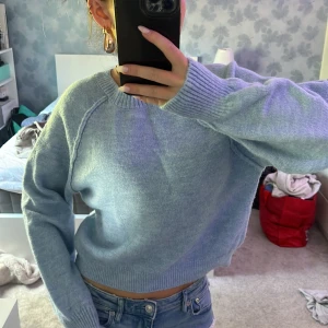 Söt blå tröja  - Sjukt skön tröja köpt från zara i en söt blå färg! Skriv för fler bilder 😙😙