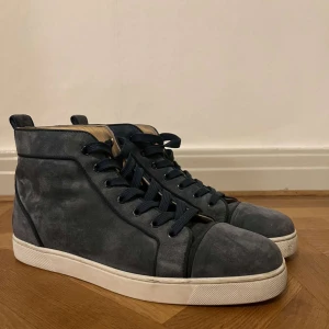 Christian Louboutin  - Säljer nu dessa riktigt fräscha Christian Louboutin! Storlek 45! Skick 9/10!  Skosnören/dustbag medföljer!  Hör av dig vid intresse Mvh STRIVERRO🍸