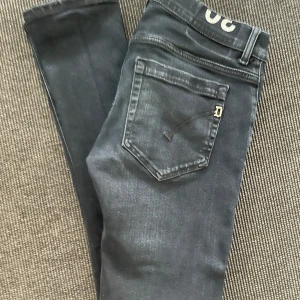 Dondup  - Säljer ett par riktigt feta Dondup jeans!  Storlek 30 passar slimfit och skick 9/10. Perfekt för sommaren och vinter. Pris går att diskutera!