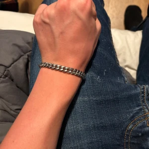 Silver länk  - Silver armband i äkta silver, 17 cm långt Kommer inte till andvändning längre därför säljer jag det.