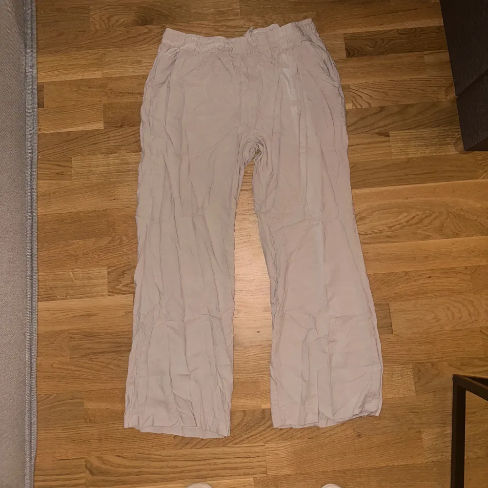 Linnebyxor, Aldrig använda endast testade. Legat i flyttpåsar därav att det är skrynkligt  100kr st . Jeans & Byxor.