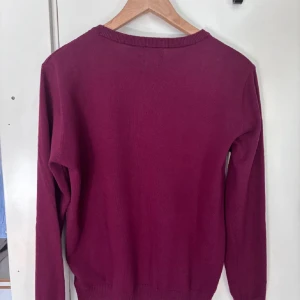 Polo Raulph Lauren sweatshirt  - Säljer denna polo raulph Laurent tröjan, stickad. Storlek Xs och inga skador, knappt använd men färgen passar inte mig. Skriv vid några frågor! Nypris: 1399 kr
