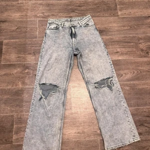 Jeans - Jeans från Monki, lite osäker på storleken men jag har M i vanliga fall och om sitter bra på mig