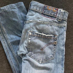 Dondup Jeans - Säljer ett par riktigt feta Dondup jeans. Dem är slimfit storlek 32 8/10 skick. Små slitningar fram. Riktigt bra till sommaren. Pris går att diskutera!