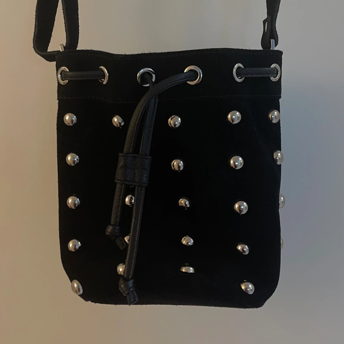 Handväska med nitar - 90