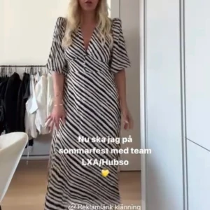 Adoore klänning - Helt ny, prislapp kvar. Säljes på grund av att jag glömt av att returnera. SMÅ storlekar. Skulle säga att den är 38/40 snarare än 42.