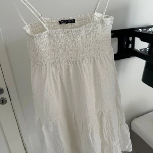 Vit klänning utan armar - Vit ”textruerad” klänning från zara med spagettiband. Använd fåtal gånger och köpte för 369 kr