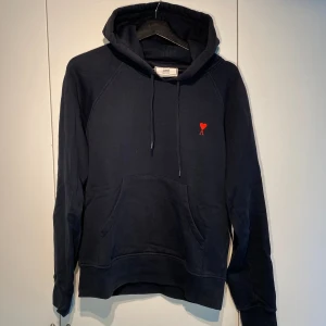 Ami Paris hoodie marinblå - Hej, säljer en fräsch hoodie från AMI Paris. Härligt basplagg i garderoben. Skön & bekväm med fin passform. Nypris 3800 på Care of Carl. Använd men i fint skick. Storlek M och true to Size. Pris kan diskuteras. Hör av dig i DM! 