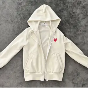 Comme des garçons play zip hoodie i färgen beige! Storlek S,🥶🔥säljer den för att den inte passar min stil. Skick 10/10 Ny pris 2 800!Äktenskapsbevis finns (kvitto)😀 Hör av dig vid frågor eller funderingar💯