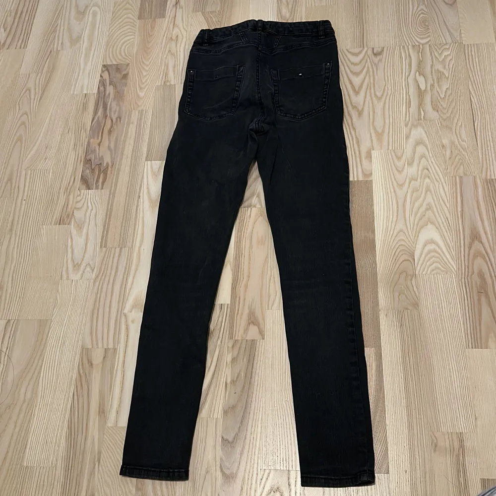 Svarta skinny jeans som inte används längre pga den är för liten.  Vid mer info, skriv dm!. Jeans & Byxor.