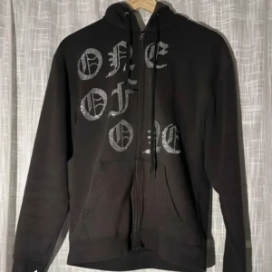 One of one hoodie - Säljer pga använder inte längre, alla stenar kvar och mycket bra skick🤍säljs inte längre. Originalpris 1000kr