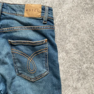 Galet snygga jeans - Blåa bootcut jeans från MotelRocks, bra skick, lite slitna längst ner då de är lite långa för mig.