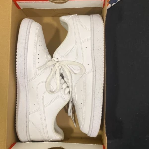 Nya Nike air skor - Helt nya skor använts i cirka 3-4 tim priset är sänkt väldigt mkt för att inte vara använda alls typ