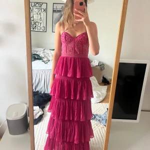 Superfin långklänning från booho - Säljer denna superfina långklänning från bohoo som aldrig är använd där av lapparna kvar klänningen är slutsåld och är i storlek 38 men passar mig med S/M i vanliga fall den går nästan hela vägen på mig som är 173 cm💕