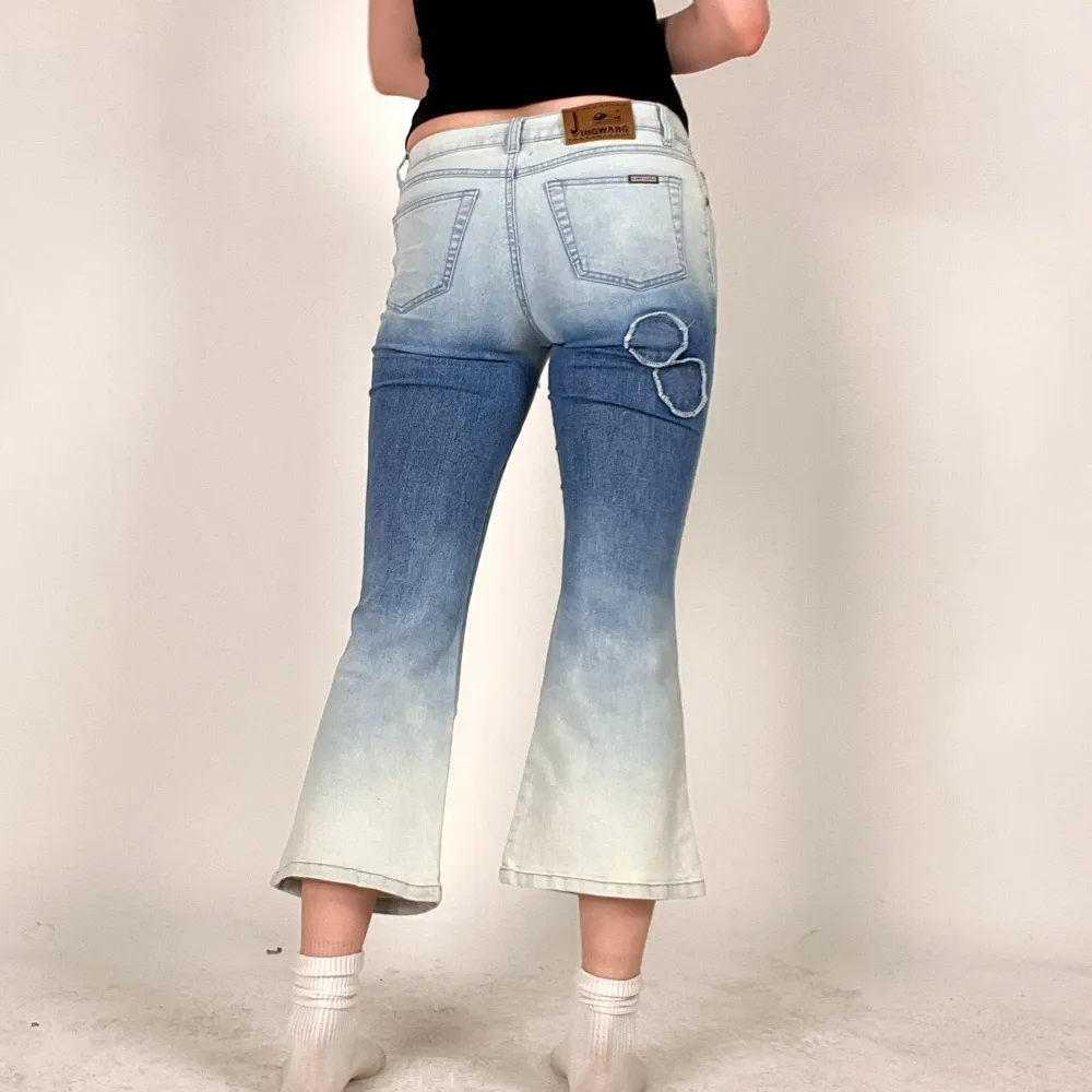 Snygga jeans Capris från 2000-talet! Midjemått: 80-87cm Innerbenslängd: 64cm. Jag på bilden är 170cm och har strl 38 på underdelar. Klicka på köp nu <3. Shorts.