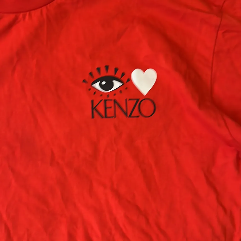 Röd Kenzo T-shirt storlek XL men sitter inte så stort. Nästan helt ny, äkta och har inga defekter. Pris går att diskutera. Fråga om du undrar något eller vill ha fler bilder.(kamera trasig). T-shirts.