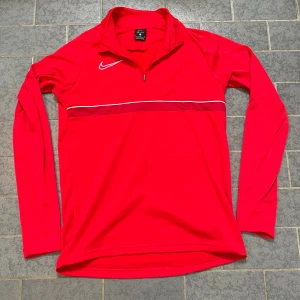 Nike Dri fit tröja - En Nike Dri fit tränings tröja.  Size S. Passar till ungefär 170-185cm längd. Köpte för 550kr och har aldrig använt den, bara testad. Pris kan diskuteras.