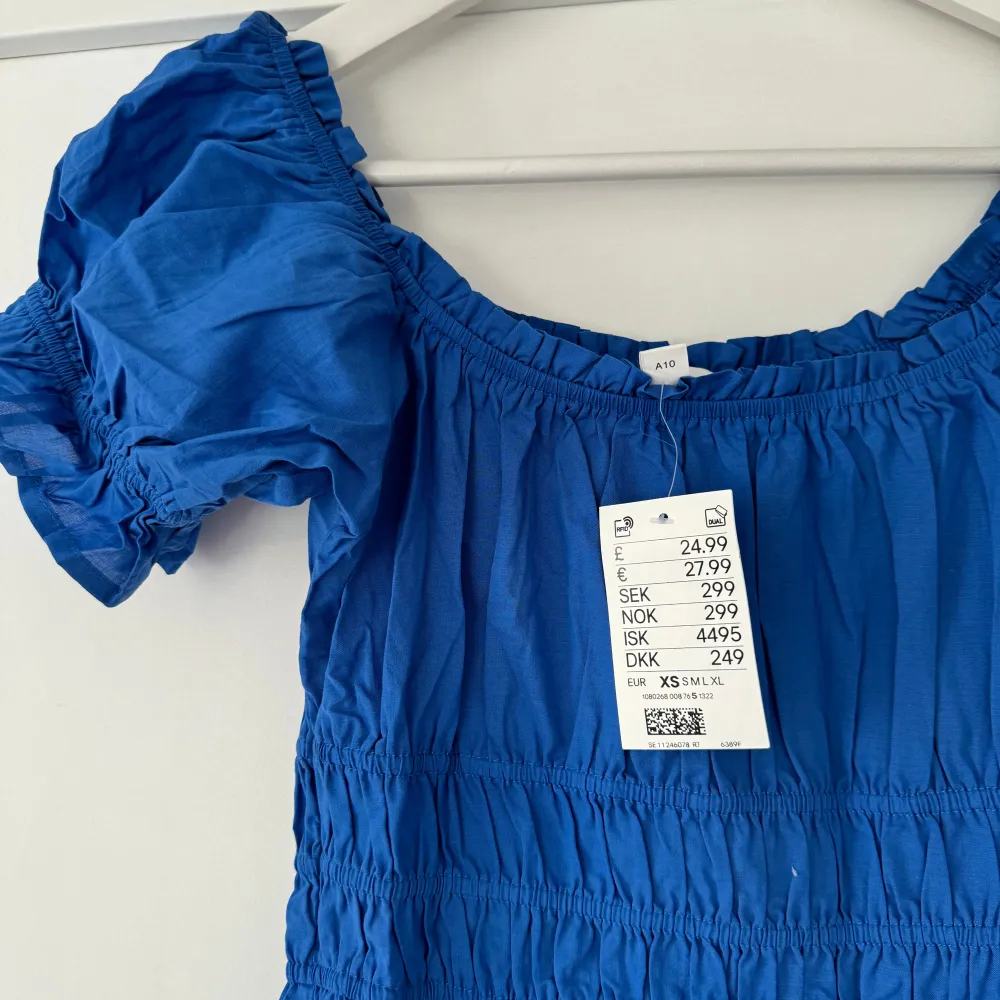 Säljer min blåa långklänning från H&M i storlek xs, nyskick med lapp kvar. Mekot.
