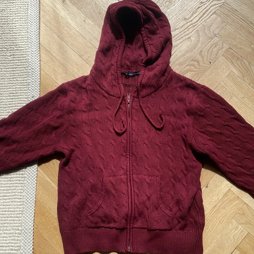 Kabelstickad hoodie från brandy Melville! Onesize men passar nog XS-M. Skriv för bild på !! 🌹Nypris 385kr. Tröjor & Koftor.