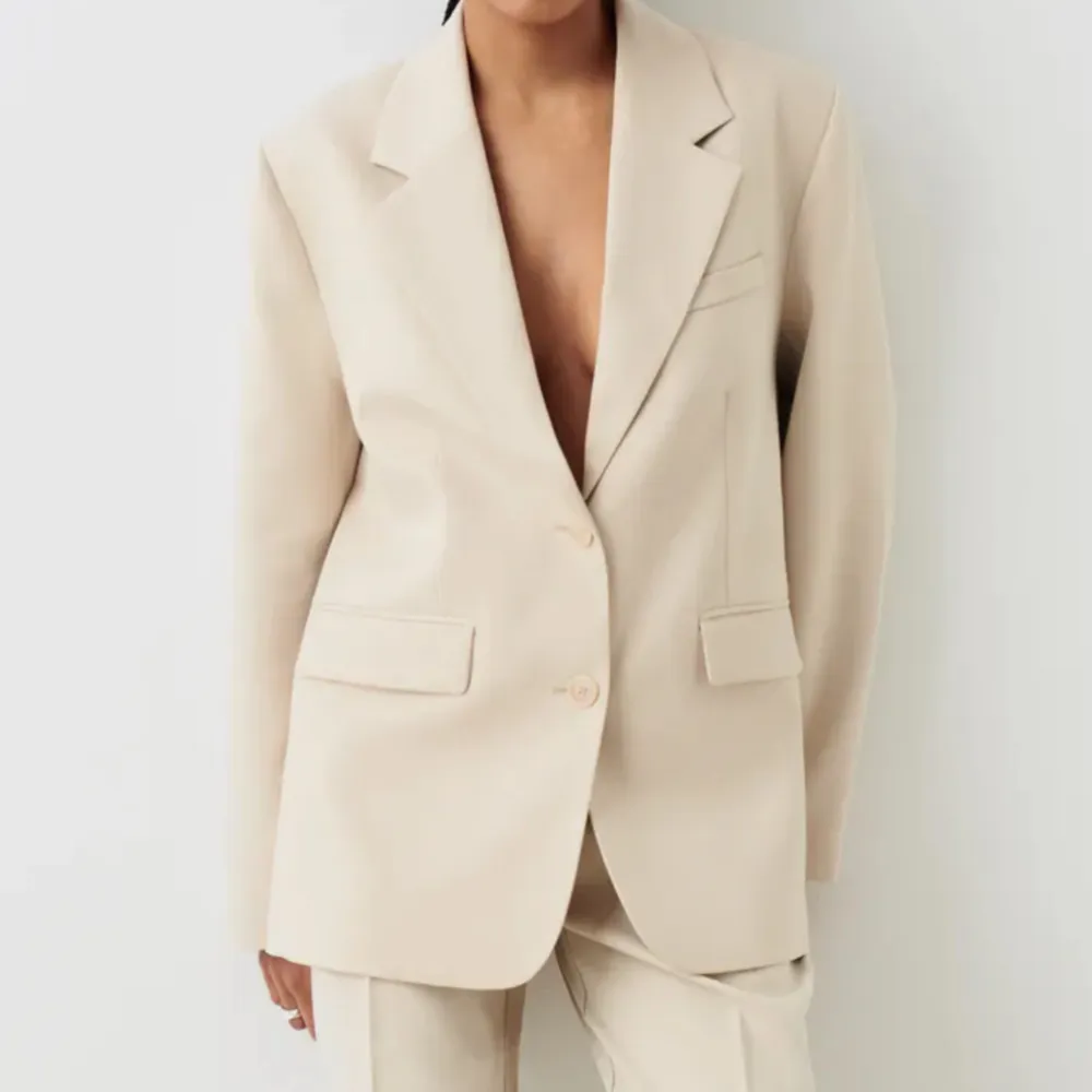 Oanvänd blazer från gina, nypris 699 kr. stl XS 😍Stor i storlek, därav att jag säljer🤍. Takit.
