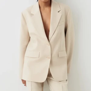 Blazer - Oanvänd blazer från gina, nypris 699 kr. stl XS 😍Stor i storlek, därav att jag säljer🤍