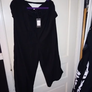 Nya byxor  - Nya fina byxor med prislappen kvar. Storlek xl.  