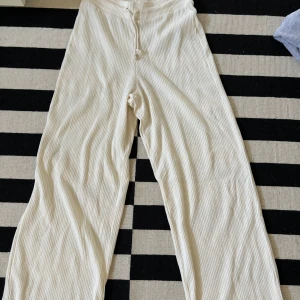 Mjukis  - Fina vita mjukisar från Zara i storlek S.  Aldrig använda därav nyskick✨ Nuddar marken när man har på sig (jag är 174cm) 