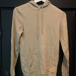 J lindeberg merino hoodie - Säljer en fräsch merino ull hoodie från j.lindeberg. den är tight i passformen och i färgen biege. inköpt för 1399 och säljs ej längre. 