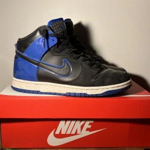 Nike dunks - Säljer ett par Nike dunks i fint skick. Säljer nu för att dem inte passar mig. Dem är köpta från Footlocker för 1349kr men säljer nu för bara 449kr men priset kan diskuteras. Om du köper så ingår original lådan och kvitto✅