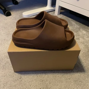 Yeezy slides flax 43 - Säljer mina yeezy slides eftersom jag har dels växt ut dem och dom kom inte särskilt mycket till användning. Inte jätte slitna bara använda ungefär 1 månad bara. I hyfsat bra skick.