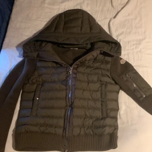 Moncler cardigan - Säljer då min moncler jacka för att jag är i behov av pengar den är storlek S jätte snygg jacka. Byten skulle nog också funka vill helst dock ha en jacka men de går att diskutera 