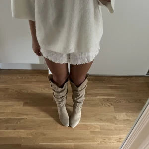 Beige boots - De perfekta beiga bootsen köpta från boohoo. Aldrig använda och helt slutsålda 💕Klacken är 9 cm