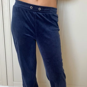 Mjukisbyxor - Väldigt sköna mjukisbyxor dom har andvänds några gånger men är fortfarande i bra skick❣️