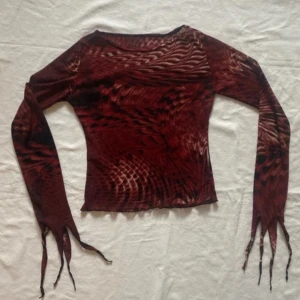 röd meshtopp - super snygg mesh top med fina ärmar står ingen storlek men stretchig så passar XS-M !! fint skick och köpt på vinted 💗