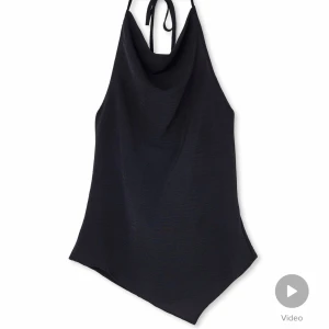 Svart topp - Säljer denna snygga svarta topp som är helt ny. Jättefin i ryggen och perfekt fest topp🖤 Nypris 349kr