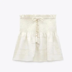 Zara kjol  - Säljare denna jätte fina zara kjol som it sälj längre då den it kom till användning. Har haft på mig den 1 gång så den är i jätte bra skick 🤗😊