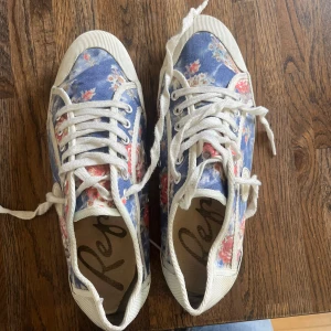 replay sneakers - as snygga sneakers från replay flitigt använda   pris diskuterbart  strl 40 men passar mig med 39