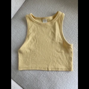 Croptop - Oanvänd Ribbstickad croptop  