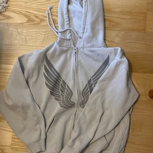 Oversized hoodie med tryck  - Hoodie från hm i storlek XS men oversized fint skick och nästan aldrig andvänd💗 inga defekter eller skador 
