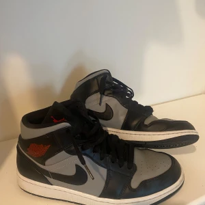 Air jordan skor  - Använda ett fåtall gånger storlek 43 passar även 42