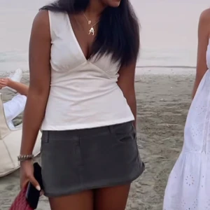 Brandy melville topp - Säljer denna helt nya jättefina topp från brandy melville. Storlek XS/S, aldrig använd🩷 Kan skicka egna bilder privat