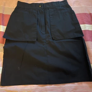 DKNY kjol - Säljer min styvmammas DKNY kjol. Den är mörkblå men ser ut att vara svart på bilden. Midjemått 33 cm⭐️