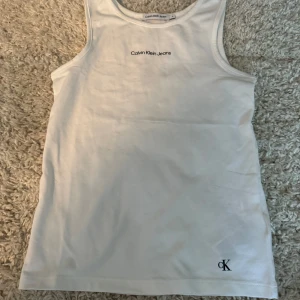 Ett mycket fint vitt Calvin Klein linne - Ett fint vitt Calvin Klein linne i nyskick.