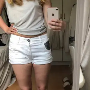 Vita shorts ifrån Mos Mosh i storlek 25, i gott skick.   För mer info eller bilder på, kontakta mig!🤗 