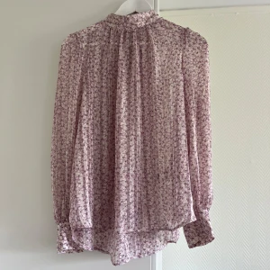 H&M blus blommig lila  - Ny oanvänd inget att anmärka på.  Normal i storlek🌸
