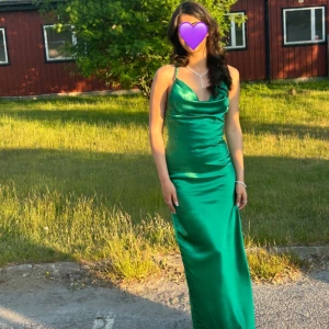 Klänning! - Denna klänning är perfekt för en bal eller en fest samt ett bröllop. Tyvärr har en liten sömm gått upp, därav säljer jag den billigare. Den är köpt för 500!