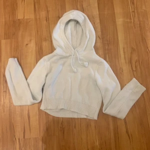 Vit croppad hoodie från Zara - En vit croppad hoodie från Zara i storlek S. Hoodien har långa ärmar och en justerbar huva med dragsko. Den är tillverkad i ett mjukt och bekvämt material. I bra skick. Säljs för att den blivit för liten💕