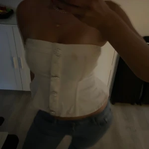 Topp - Jättesnygg vit topp i perfekt skick (toppen är självklart tvättad och har ingen fläck som det ser ut som på bilderna!) 